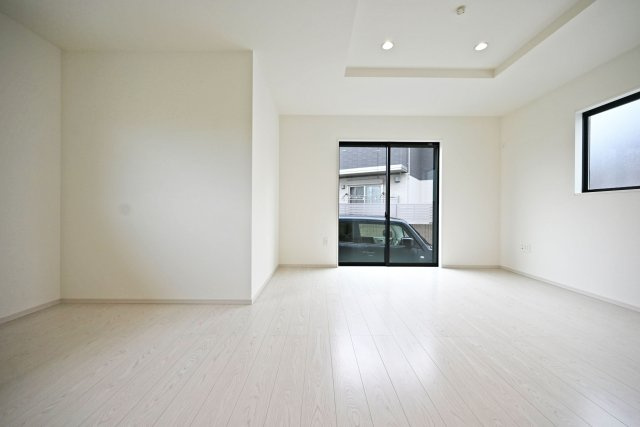 テラシエ南野1丁目新築一戸建て│4LDK+駐車2台可の居間・リビング|1階LDKをキッチン側から撮影した内観写真です。ナチュラルテイストな内装はどんな家具も合わせやすく、お好みのインテリアコーディネートをお楽しみいただけます。