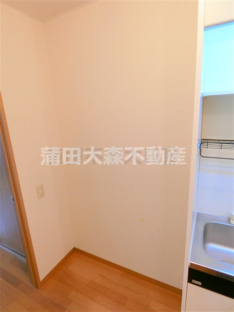 ルネ・ビバリー2の設備|キッチン横に冷蔵庫+レンジ炊飯器等の棚が置ける余裕ある広さ！