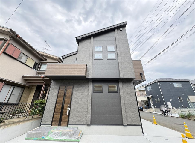 【外観】 | 新座市野火止3丁目　新築一戸建住宅　全1棟　(丸井志木店) | 販売現地／2026年7月6日撮影　
JR武蔵野線「新座」駅まで徒歩19分。駅を生活圏としながらも、落ち着いた住宅街に位置し、穏やかな住環境が魅力です。毎日の散歩やウォーキングにも適した距離感です。