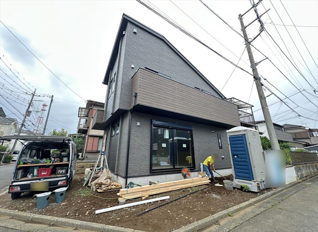 【外観】 | 新座市野火止3丁目　新築一戸建住宅　全1棟　(丸井志木店) | 販売現地／2026年7月6日撮影　
小学校へは徒歩12分。毎日の通学を通して体力づくりにもつながり、お子さまの健やかな成長を支える住環境です。