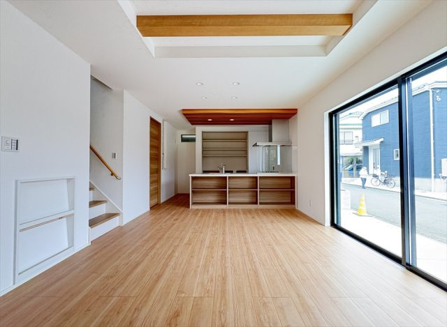 【外観】 | 新座市野火止3丁目　新築一戸建住宅　全1棟　(丸井志木店) | 販売現地／2026年7月6日撮影　
小学校へは徒歩12分。毎日の通学を通して体力づくりにもつながり、お子さまの健やかな成長を支える住環境です。