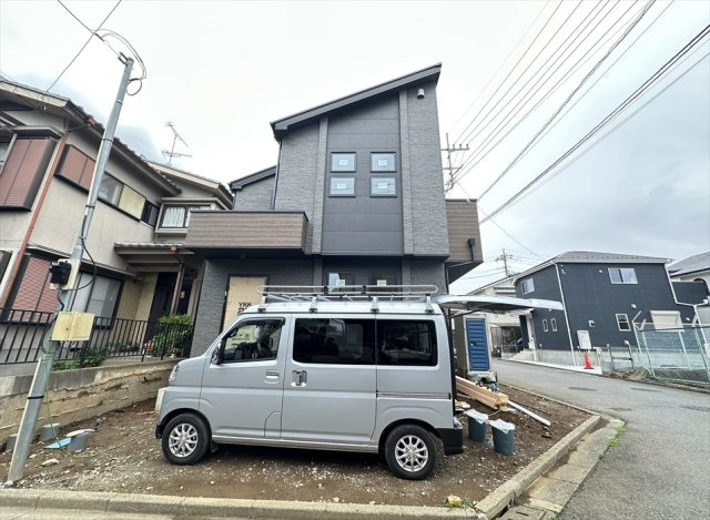 【外観】 | 新座市野火止3丁目　新築一戸建住宅　全1棟　(丸井志木店) | 販売現地／2026年7月6日撮影　
中学校まで徒歩20分。適度な距離の通学は、毎日の運動習慣や規則正しい生活リズムづくりにもつながります。友達との会話を楽しみながら通学できるのも魅力のひとつです。