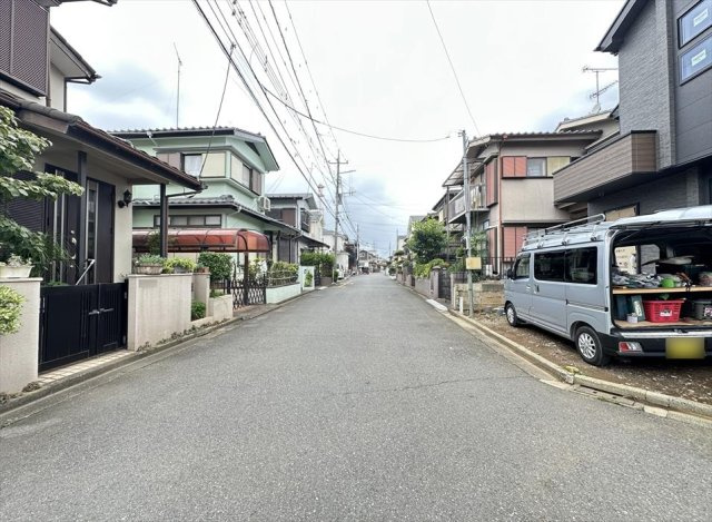 【前面道路含む現地写真】 | 新座市野火止3丁目　新築一戸建住宅　全1棟　(丸井志木店) | ゆとりのある前面道路に面した開放感のある立地。 周囲は住宅が建ち並ぶ穏やかな街並みで、落ち着いた暮らしを叶えます。