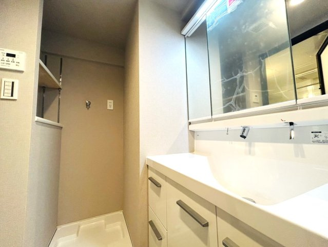 小・中・高校が徒歩10分圏内で通学にも嬉しい♪どんどん綺麗になる【星川駅】が最寄り！探せば楽しい名店も意外とある街、それが『ビッグヴァン桜ケ丘』フルリフォームの独立洗面台|独立洗面台です