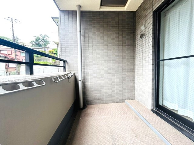小・中・高校が徒歩10分圏内で通学にも嬉しい♪どんどん綺麗になる【星川駅】が最寄り！探せば楽しい名店も意外とある街、それが『ビッグヴァン桜ケ丘』フルリフォームのバルコニー|お洗濯にも便利なバルコニー付き