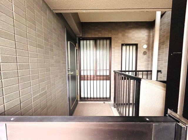 小・中・高校が徒歩10分圏内で通学にも嬉しい♪どんどん綺麗になる【星川駅】が最寄り！探せば楽しい名店も意外とある街、それが『ビッグヴァン桜ケ丘』フルリフォームの玄関|明るい玄関です
