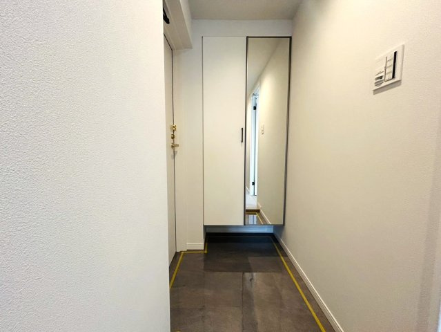 小・中・高校が徒歩10分圏内で通学にも嬉しい♪どんどん綺麗になる【星川駅】が最寄り！探せば楽しい名店も意外とある街、それが『ビッグヴァン桜ケ丘』フルリフォームの玄関|シンプルで使いやすい玄関です