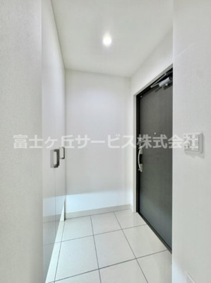 【玄関】 | シティライフ豊橋前田町 中古マンション | 収納もある玄関です