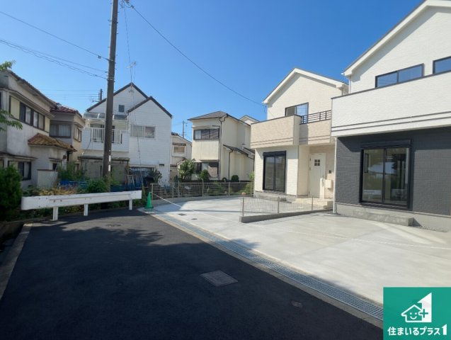 明石市魚住町西岡　新築一戸建ての前面道路含む現地写真|周辺は閑静な住宅街！前面道路広々で車の出し入れも便利です。駐車が苦手な方でも安心して車庫入れできます！