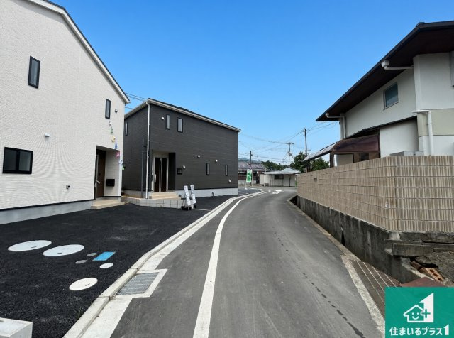 ◆阪南市箱作　第3期　新築一戸建ての前面道路含む現地写真|周辺は閑静な住宅街！前面道路広々で車の出し入れも便利です。駐車が苦手な方でも安心して車庫入れできます！