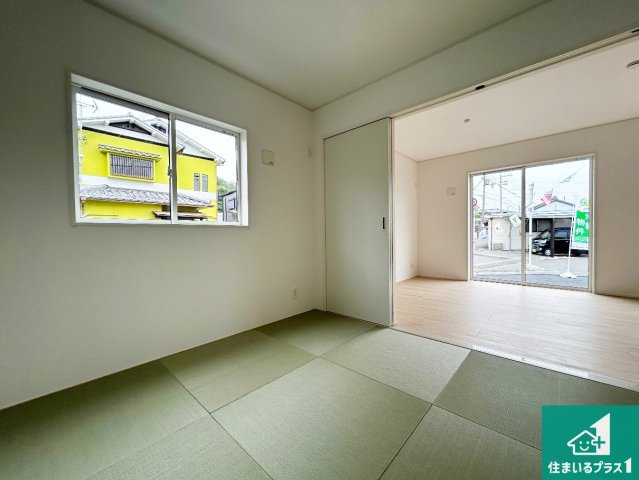 ◆阪南市箱作　第3期　新築一戸建ての和室|一室あると便利な和室は客間としてだけでなく、小さなお子様のプレイルームや食後のくつろぎスペースとしてもご利用いただけます。収納もついていますので大活躍間違いなし！