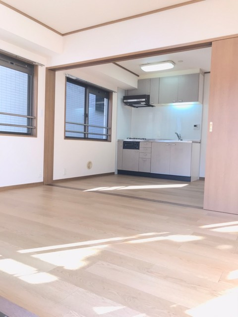 ソレイユ恵比寿の居間・リビング|★明るいフロアタイルの角部屋です★