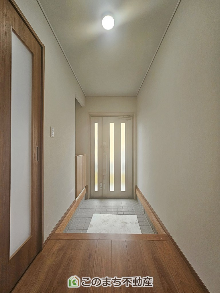宇都宮市石井町　中古戸建の玄関|広々とした玄関スペース♪たくさんの靴を収納できる下駄箱もございます。