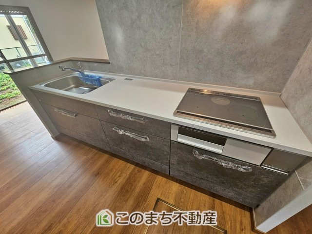 宇都宮市石井町　中古戸建のキッチン|デザイン性と機能性を兼ね備えたキッチンです。リビングスペースとの一体感が生まれ、広々空間を演出してくれます。