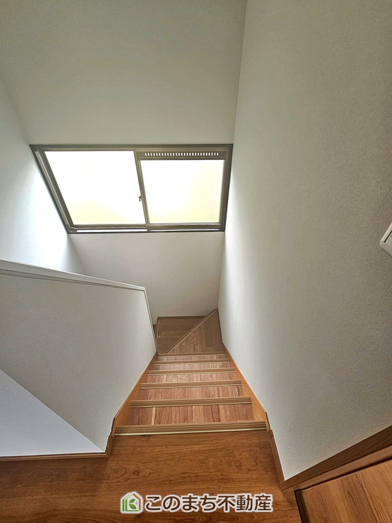 宇都宮市石井町　中古戸建の内装|階段スペースは大きな窓もあり、明るく安全に上り下りできます。