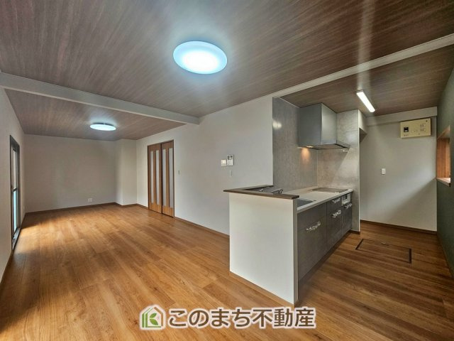 宇都宮市石井町　中古戸建の居間・リビング|ＬＤＫは明るく日中電気をつけなくても生活出来るエコ住宅！！