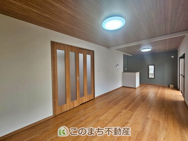 宇都宮市石井町　中古戸建の居間・リビング|ナチュラルな色調で、窓を多く配置し光を取り込む明るいリビングは家族だんらんの空間です♪
お休みの日は一日中家でリラックス出来る安らぎの空間になります♪