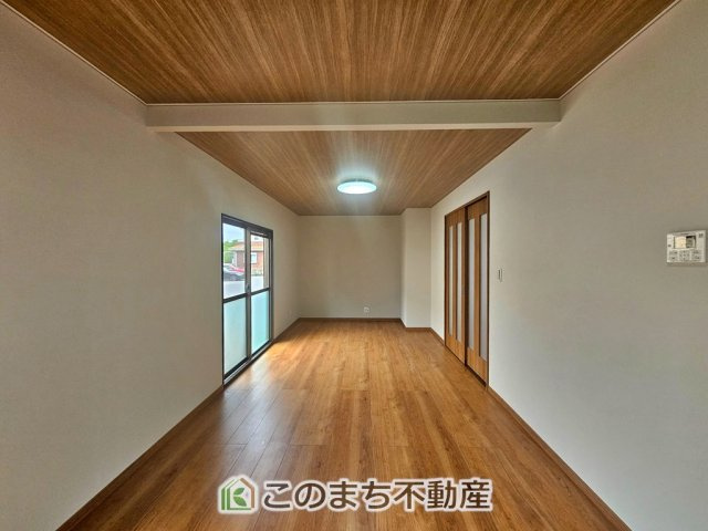 宇都宮市石井町　中古戸建の居間・リビング|開放感のある広々としたリビング☆家族みんなでゆったりくつろげます♪
南側から暖かな日差しが差し込みます♪キッチンからリビングの様子がよく見渡せます☆