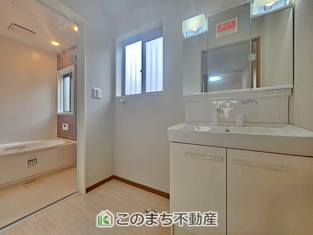 宇都宮市石井町　中古戸建の洗面所|シャンプードレッサーで朝の身支度♪伸びるホースでお掃除も簡単清潔です！