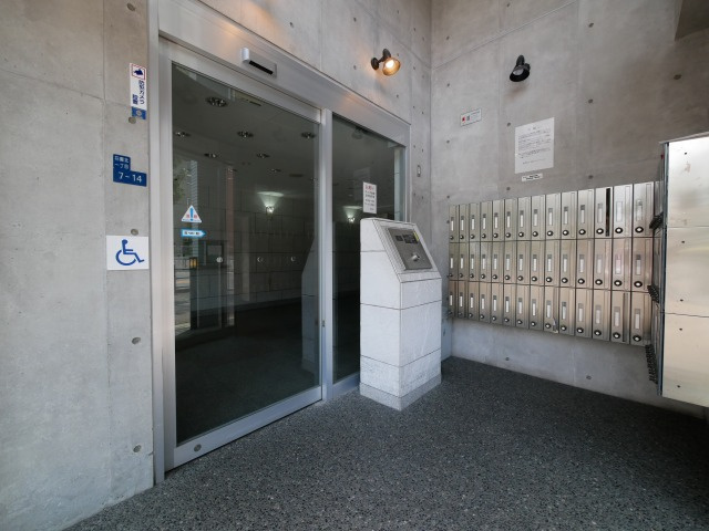 大阪市西成区花園北１丁目の賃貸マンションのエントランス