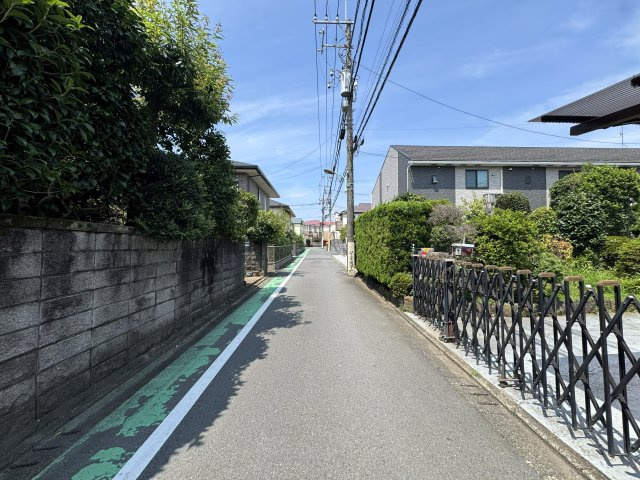 世田谷区喜多見5丁目の前面道路含む現地写真