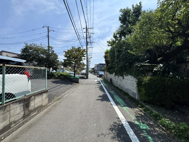世田谷区喜多見5丁目の前面道路含む現地写真