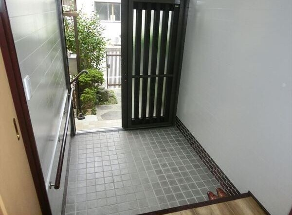西区枇杷島五丁目戸建の玄関