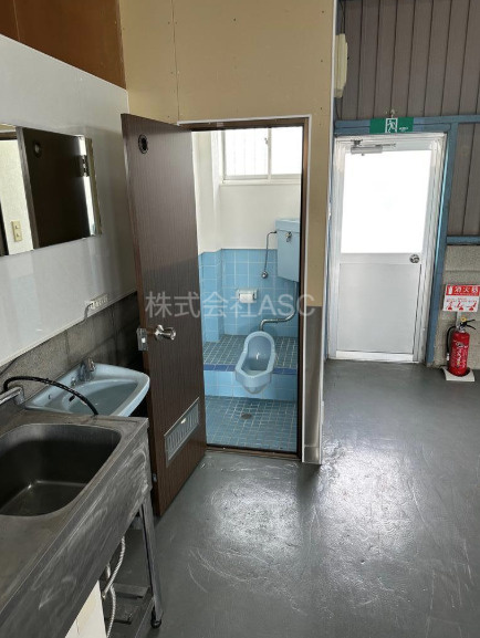 松原市北新町　貸倉庫の洗面所