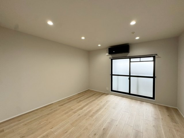 【認定中古】サンライフ片野Ⅲー2LDKー【小倉北区　中古マンション】の洋室|玄関横の洋室は９帖♪クローゼット完備♪　【小倉北区　中古マンション】