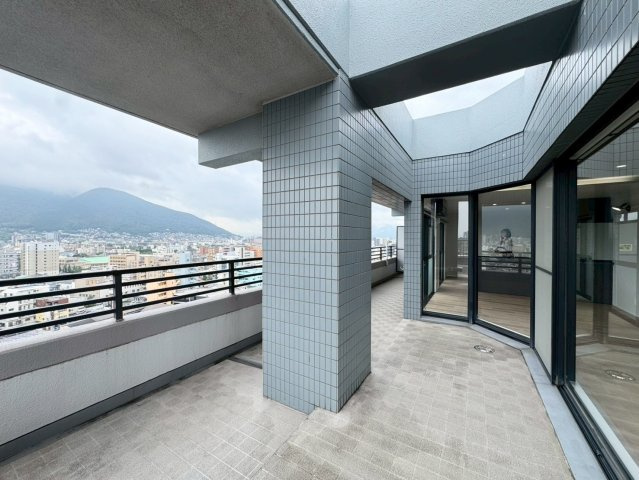 【認定中古】サンライフ片野Ⅲー2LDKー【小倉北区　中古マンション】のバルコニー|最上階なので広く使用できます♪毎日が心地よくなる開放感あふれる景色　【小倉北区　中古マンション】