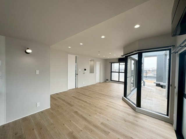 【認定中古】サンライフ片野Ⅲー2LDKー【小倉北区　中古マンション】の居間・リビング|窓が大きく開放的♪【小倉北区　中古マンション】