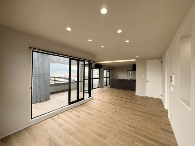 【認定中古】サンライフ片野Ⅲー2LDKー【小倉北区　中古マンション】の居間・リビング|南面のワイドバルコニーとつながる明るいリビング　【小倉北区　中古マンション】
