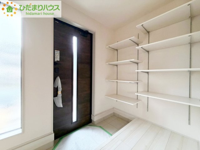 那珂市菅谷19期　新築戸建　2号棟の玄関|スニーカーマニアも納得の天井まであるシューズボックス!(^^)!