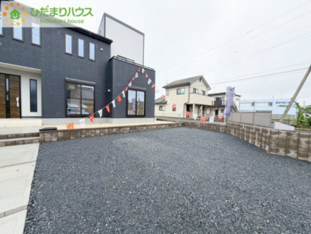 那珂市菅谷19期　新築戸建　2号棟の駐車場|マイホームなら駐車場代がかかりません。しかも、自宅の駐車場で洗車ができます！今までコイン洗車に行っていた手間も省けて、節約にもつながります(^^♪