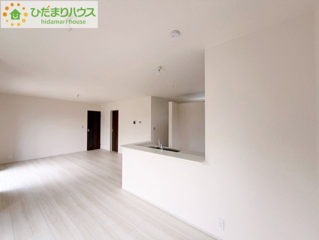 那珂市菅谷19期　新築戸建　2号棟の居間・リビング|南に面した大きな窓から差し込む光で日中は電気いらず♪