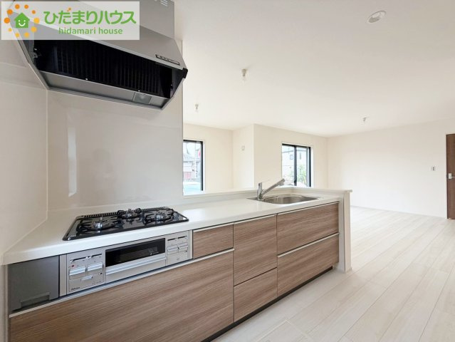 那珂市菅谷19期　新築戸建　2号棟のキッチン|リビングを見渡せるキッチンはお子様を見ながらでも料理が出来て安心ですね☆