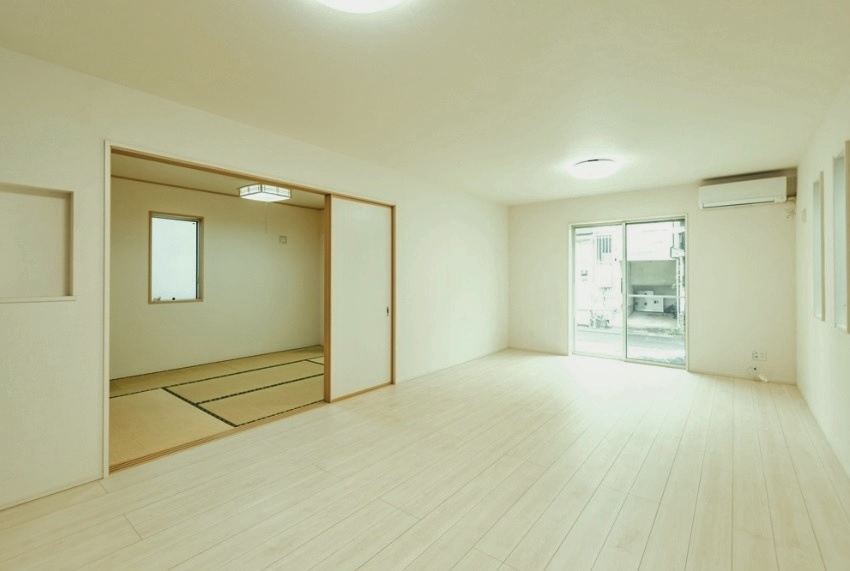 練馬区土支田4丁目の居間・リビング|1階に配し使い勝手の良い20帖のLDK
広々プレミアムな大空間！
ご家族皆様でゆったりとお寛ぎいただけます
隣室を開放してお使いいただくと26帖の空間となります