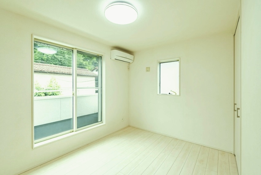 練馬区土支田4丁目の洋室|2階6.0帖洋室
明るく心地よい風の入る居室
南東向きのバルコニー付
お洗濯物もしっかりと乾きます