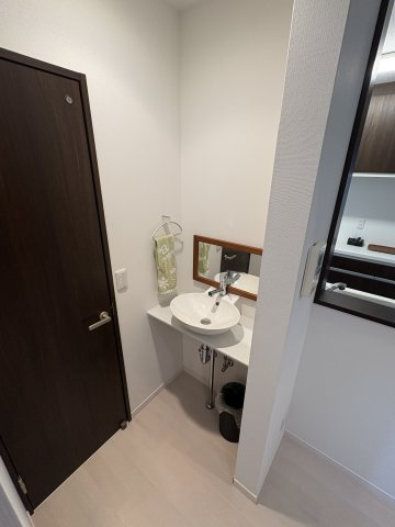 和歌山市松島・中古戸建・54806の洗面所|トイレ横洗面