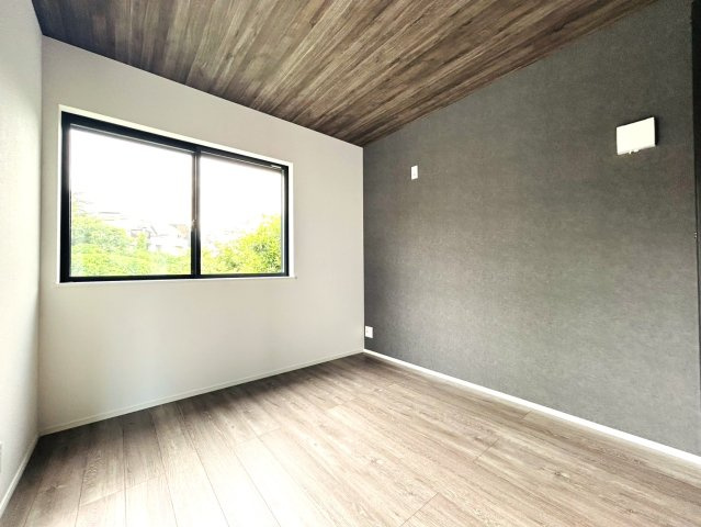 今の時代に安心の耐震×制振住宅◎カースペース３台に広々テラスにスカイバルコニー！！デザイン性にもうっとりで欲張りさんも満足出来ちゃう『保土ケ谷区月見台』新築戸建の洋室|ゆったりした洋室です