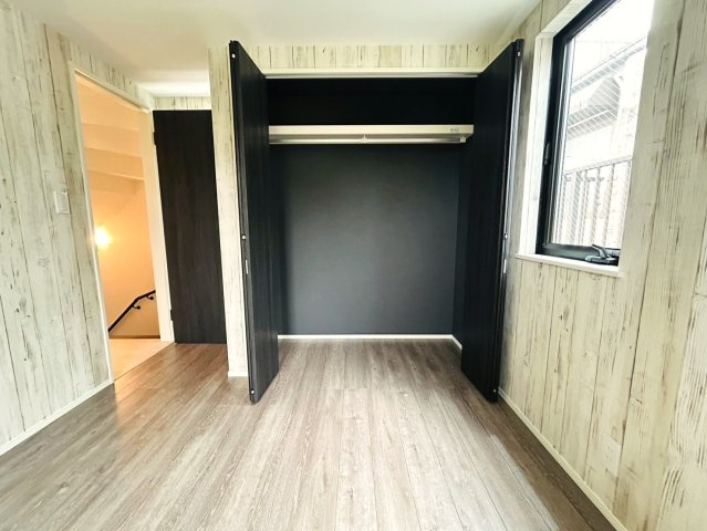 今の時代に安心の耐震×制振住宅◎カースペース３台に広々テラスにスカイバルコニー！！デザイン性にもうっとりで欲張りさんも満足出来ちゃう『保土ケ谷区月見台』新築戸建の洋室|ゆったりした洋室です