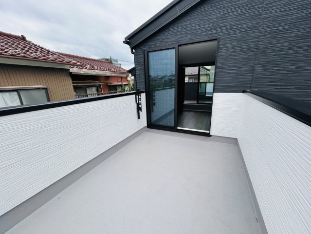 今の時代に安心の耐震×制振住宅◎カースペース３台に広々テラスにスカイバルコニー！！デザイン性にもうっとりで欲張りさんも満足出来ちゃう『保土ケ谷区月見台』新築戸建のバルコニー|バルコニーからの眺めを楽しみながら食事をしませんか