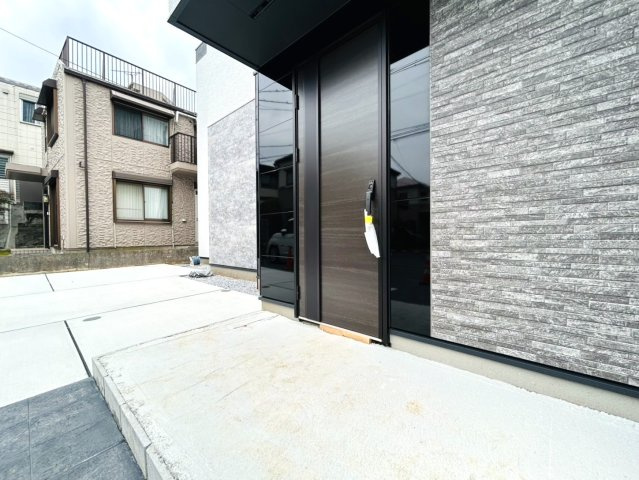 今の時代に安心の耐震×制振住宅◎カースペース３台に広々テラスにスカイバルコニー！！デザイン性にもうっとりで欲張りさんも満足出来ちゃう『保土ケ谷区月見台』新築戸建の玄関|きれいな玄関です