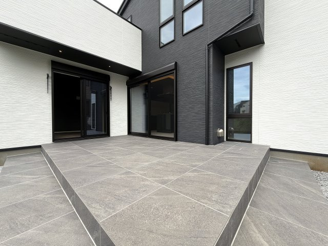 今の時代に安心の耐震×制振住宅◎カースペース３台に広々テラスにスカイバルコニー！！デザイン性にもうっとりで欲張りさんも満足出来ちゃう『保土ケ谷区月見台』新築戸建のその他|テラスです
