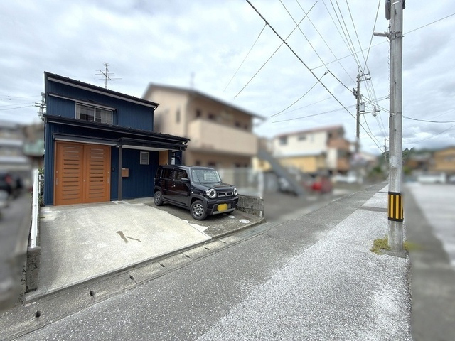 「周辺施設が10分圏内」高知市百石町3丁目　中古一戸建ての前面道路含む現地写真|落ち着いた周辺環境＆車出しがしやすいゆとりある前面道路。