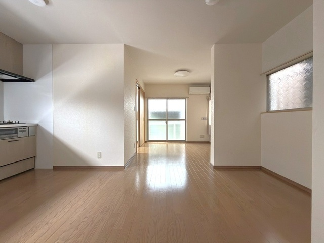 「周辺施設が10分圏内」高知市百石町3丁目　中古一戸建ての居間・リビング|家具配置もしやすい、木の温もり感じるナチュラル空間。
