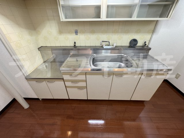 シャンポール東大阪のキッチン|コンパクトなキッチンで掃除もラクラク