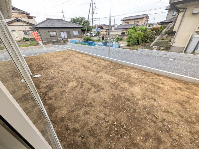 つくば市高見原　第17　新築戸建て　2号棟の庭|広々とした南庭は陽当たり良好で、ウッドデッキやガーデニング、家庭菜園など使用用途は自由自在に使えますね♪