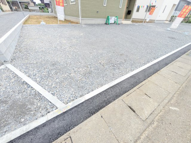 つくば市高見原　第17　新築戸建て　2号棟の駐車場|駐車4台可能で、出し入れしやすいゆとりのカースペース。
月々の駐車場代が不要な点も大きな魅力です。