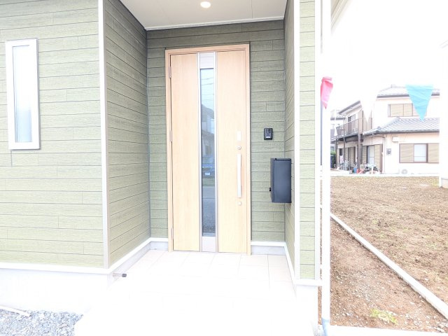 つくば市高見原　第17　新築戸建て　2号棟の玄関|玄関ドアはカードキーで開閉も楽々♪
スマホでの開錠と施錠も可能です！
玄関上部には人感センサー付きのダウンライトがあるので、夜間の帰宅時に自動で点灯してくれます♪
防犯対策面にも一役買ってくれます！